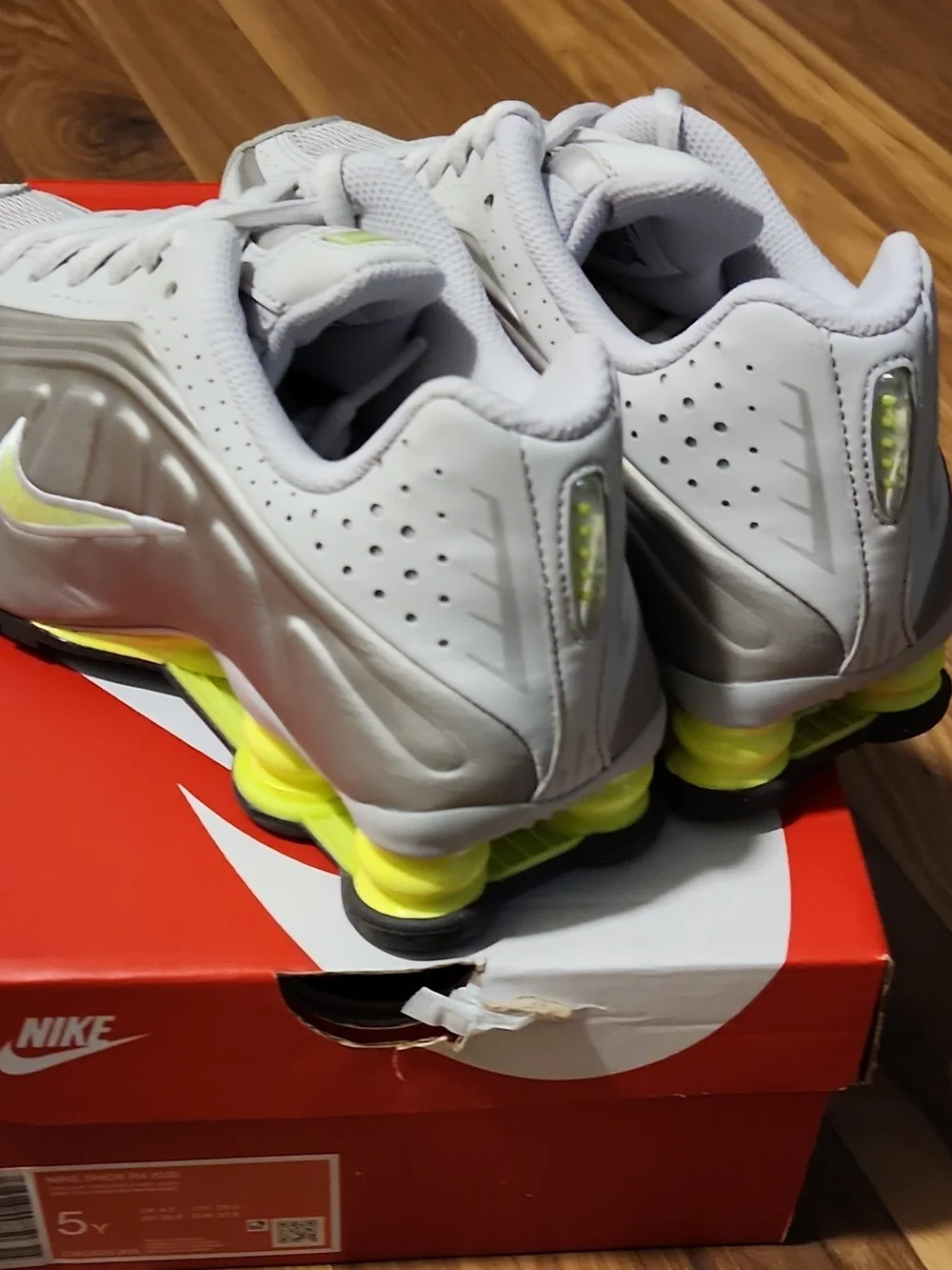 Nike GS Shox R4 size 5 Youth Grey Volt green CW2626-008 big kids 5y with box